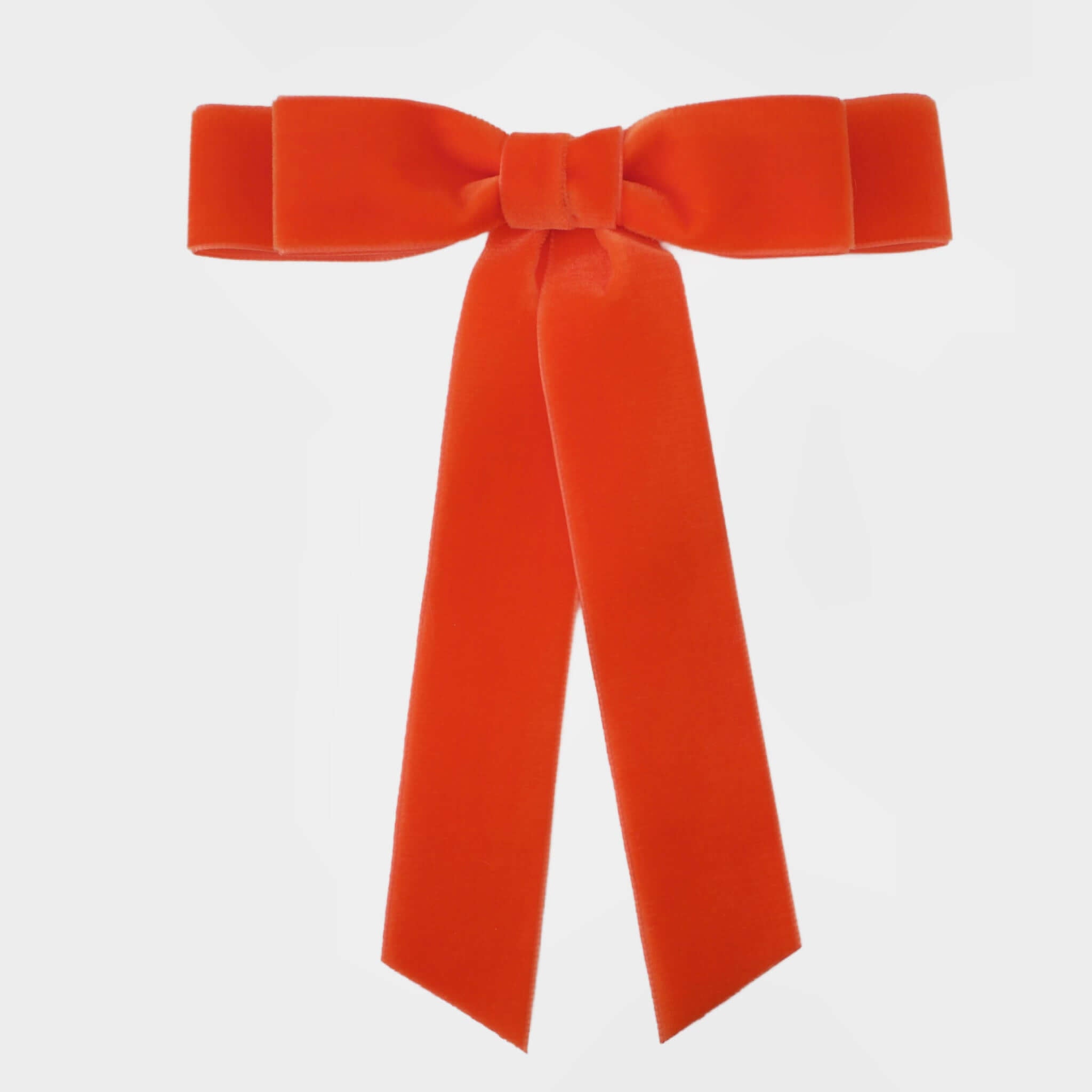 Statement hair bows. Chic hair accessories for 2025