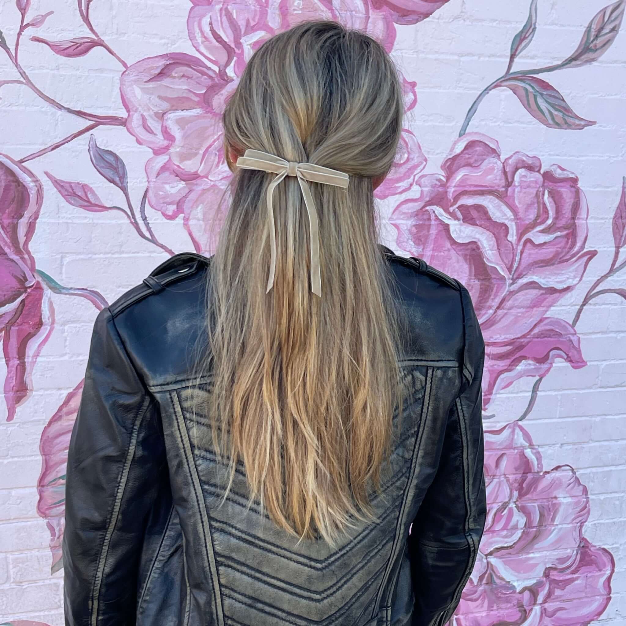 Nashville vibes. Model wear velvet bow in taupe.