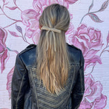 Nashville vibes. Model wear velvet bow in taupe.
