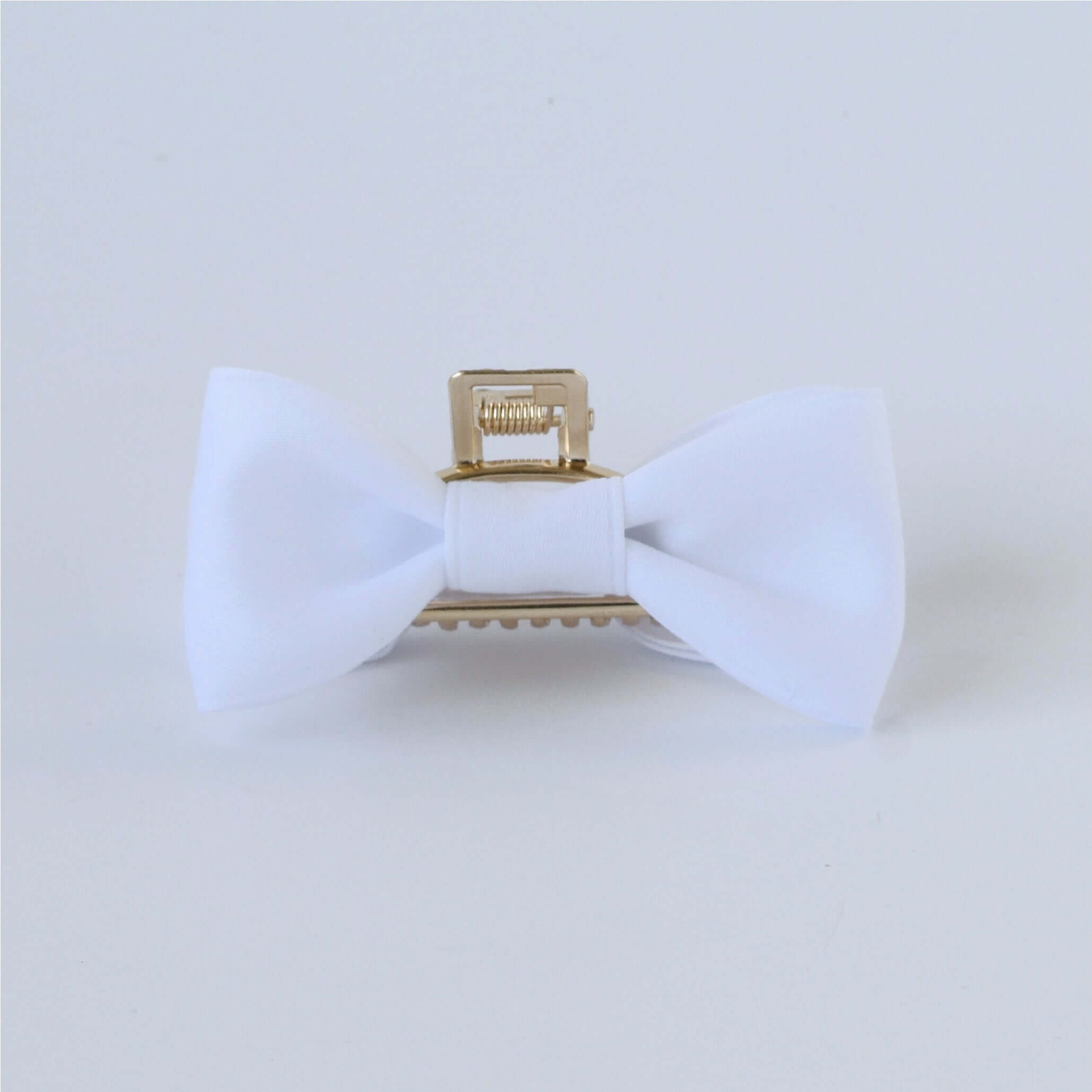 Retro vintage 90's claw clip for elegant fashion statement.