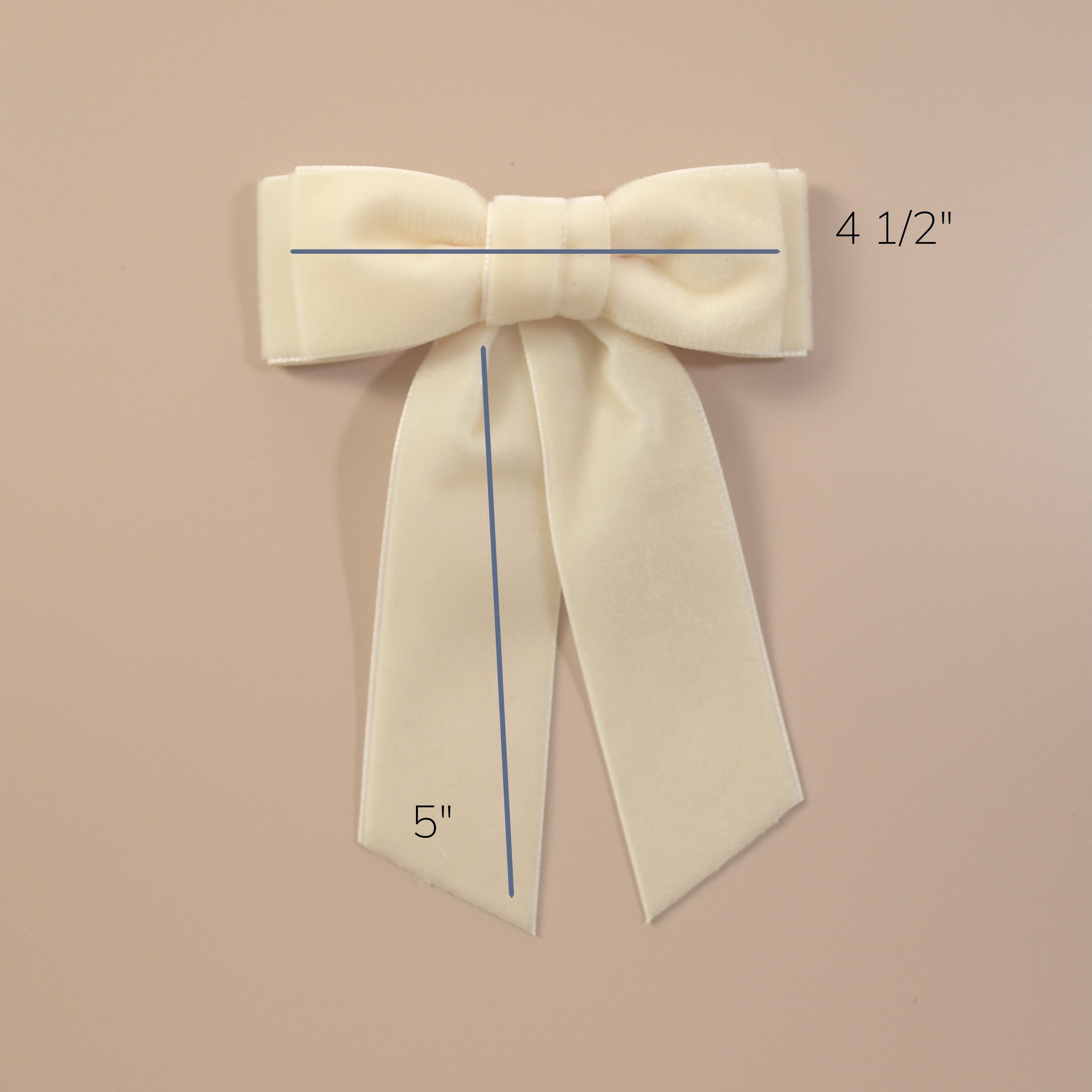 Mia bow showing measurements on a beige background