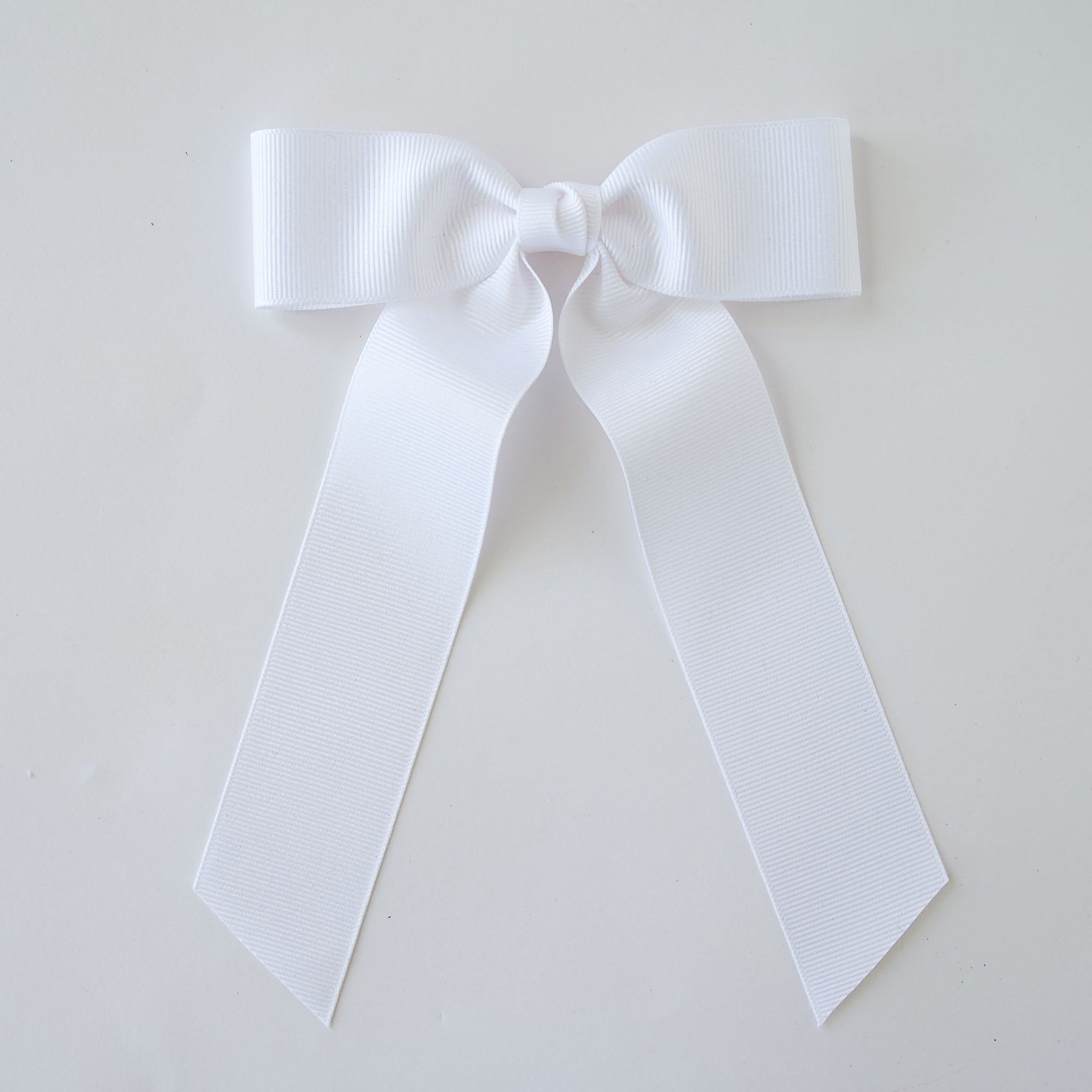 White grosgrain Zoe Petite bow on a white background