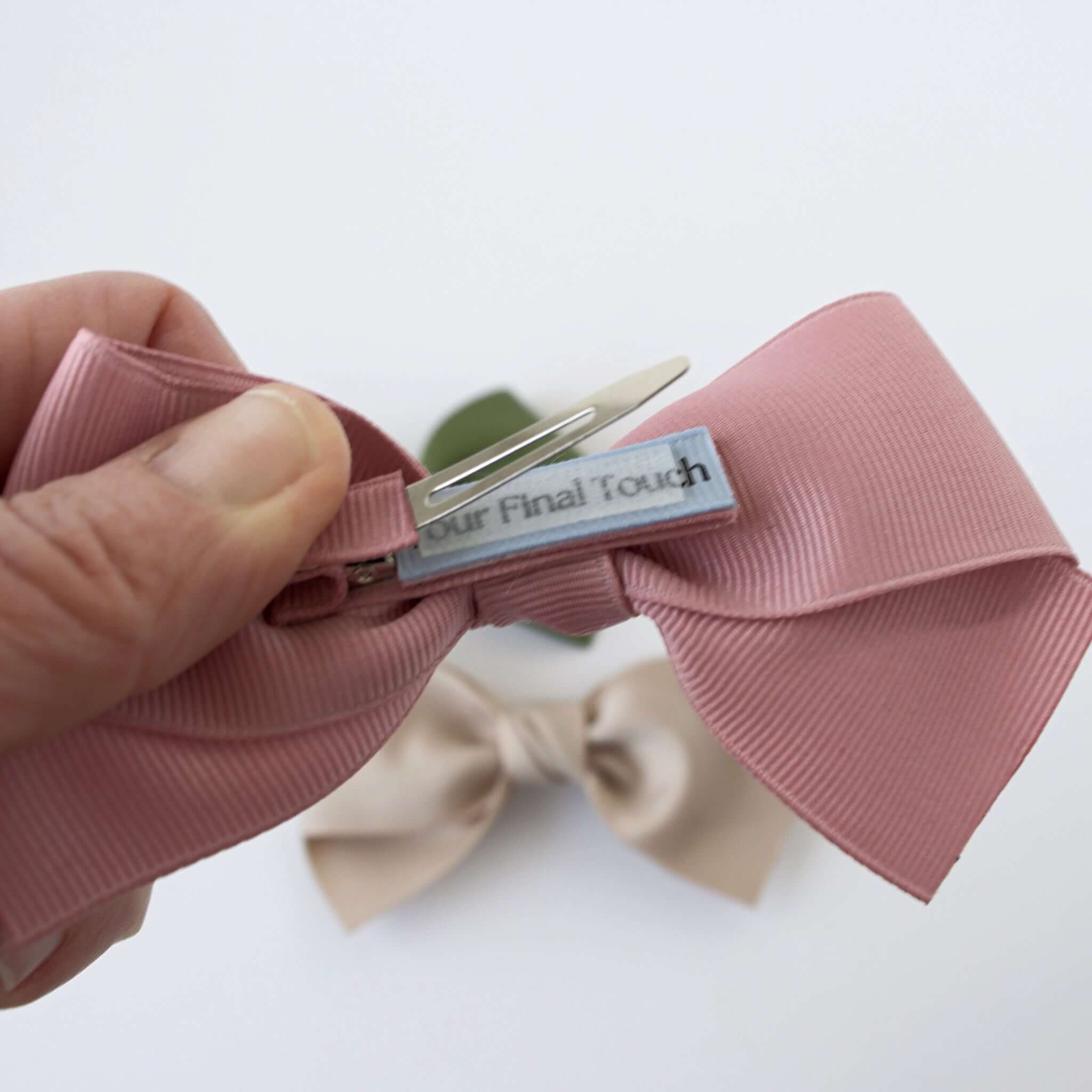 Close-up of Kayla Grosgrain Earthtone alligator clip with a no-slip grip.