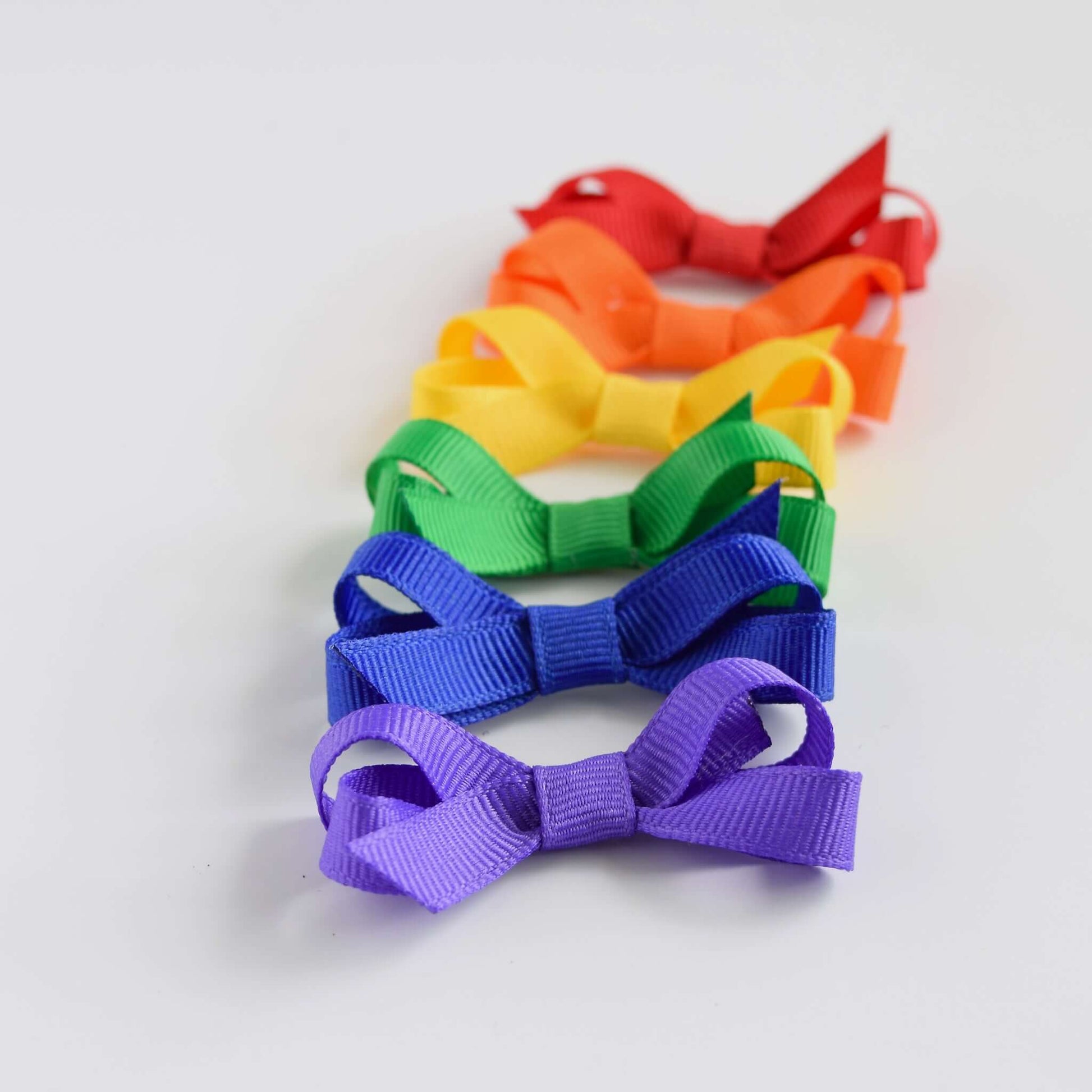 Rainbow colored baby grosgrain hair bows set with snap clip and no-slip grip, perfect for babies and toddlers' accessories.