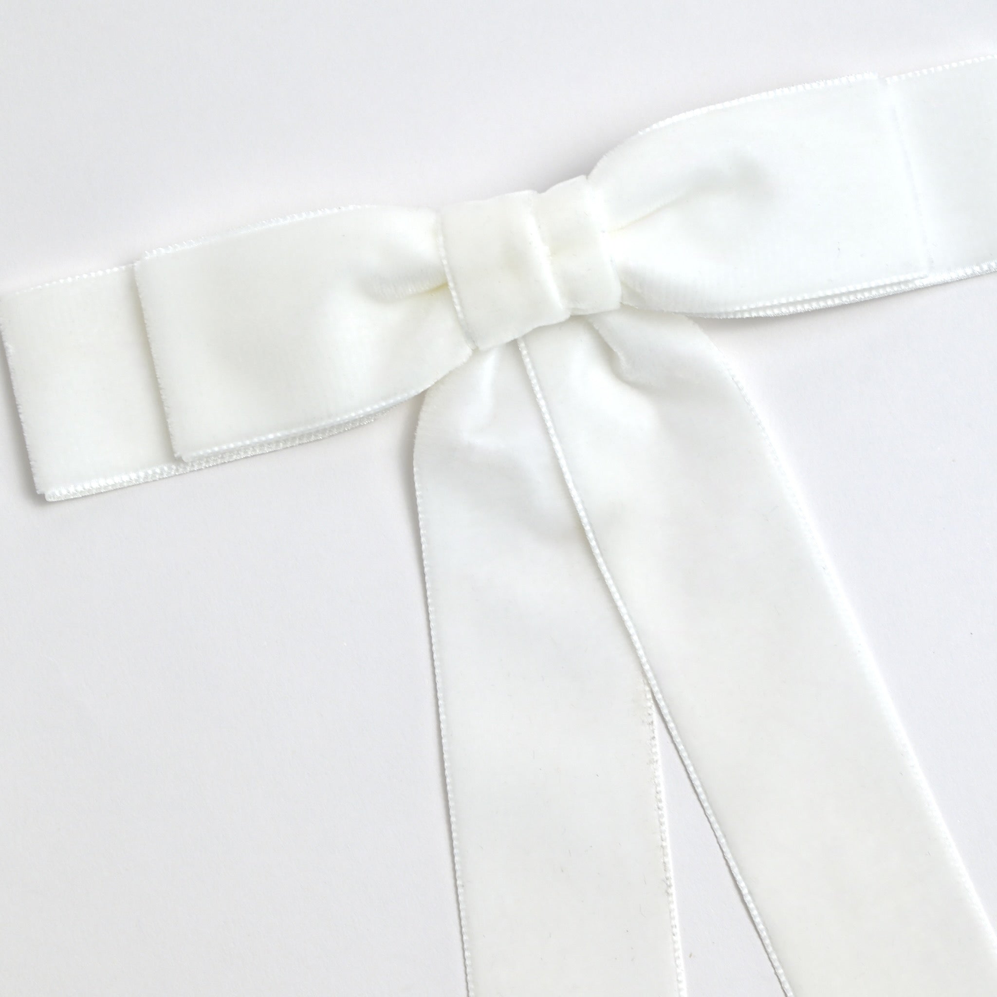 Close up of the Grace velvet bow center 